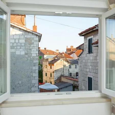 Apartment & Libar *