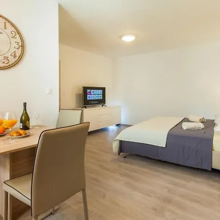 Apartment & Libar *