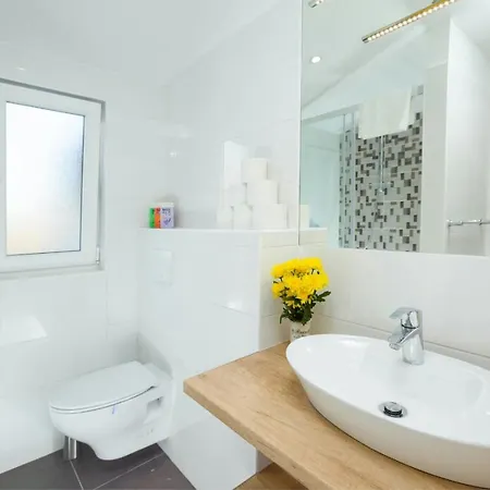 Apartment & Libar *